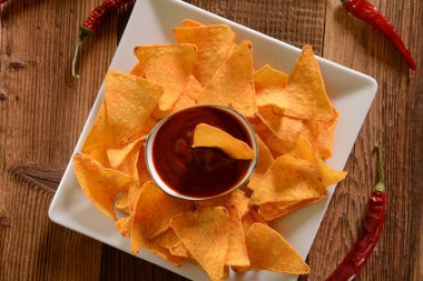 Nacho acı biber sosu ile