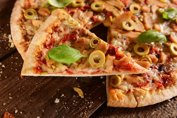 Zelfgemaakte pizza met groene olijven — Stockfoto