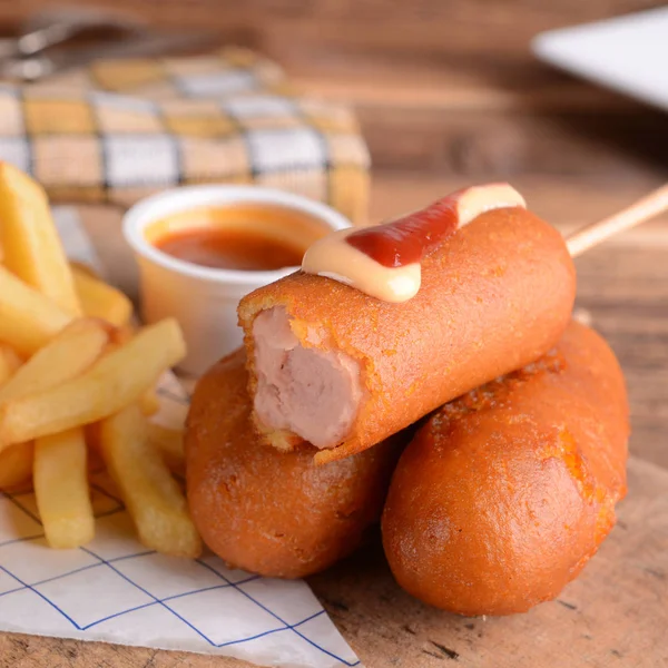 Chiens de maïs avec des frites — Photo