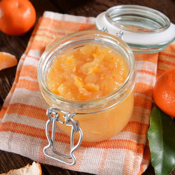 Mermelada de mandarina en frasco de vidrio —  Fotos de Stock