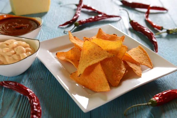 Knusprige Nachos mit Dips — Stockfoto