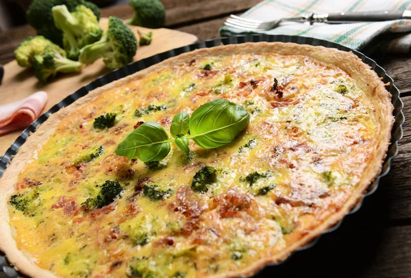 Quiche com brócolis e presunto — Fotografia de Stock