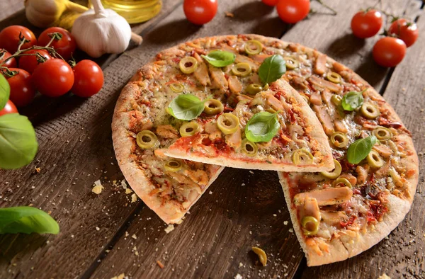 Pizza casera con aceitunas verdes — Foto de Stock