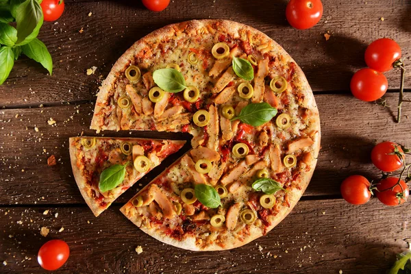 Pizza maison aux olives vertes — Photo