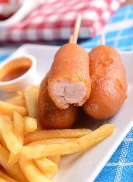 Sosisli patates kızartması ile