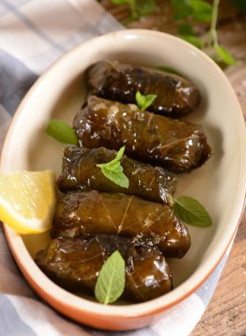 Geleneksel Yunan yemek - Dolmadakia, görünümü kadar yakın 