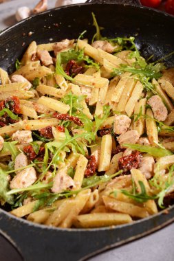 Penne makarna Tavuk, kurutulmuş domates ve rucola