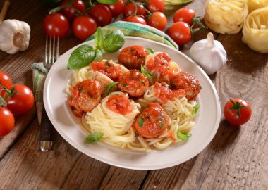 Spagetti makarna köfte ve domates sosu ile