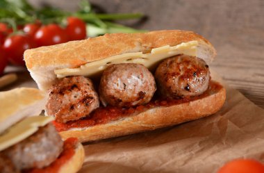 Sandviç köfte, peynir ve sos ile