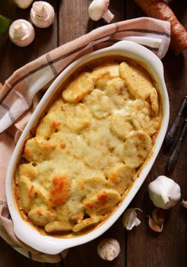 Patates güveç et ve mantarlı, görünümü kapatın