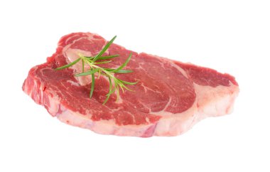 Beyaz arka plan üzerinde izole rosemary ile çiğ biftek