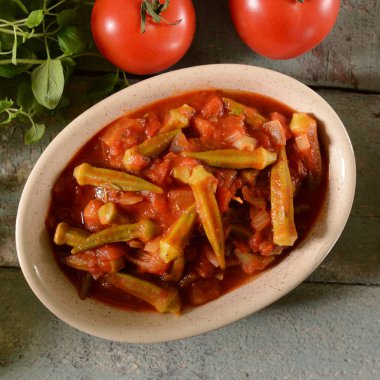 Bamya yemeği domates ile. Geleneksel Yunan, Romen, Bulgar ve Türk yemeği