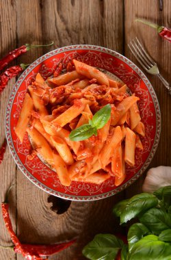 Acı biber sosu arrabiata penne makarna