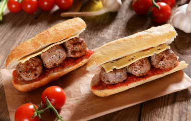 Sandviç köfte, peynir ve sos ile