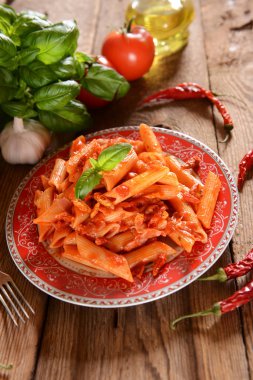 Acı biber sosu arrabiata penne makarna