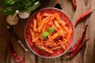 Acı biber sosu arrabiata penne makarna