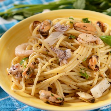 Deniz ürünleri plaka ile lezzetli spagetti makarna