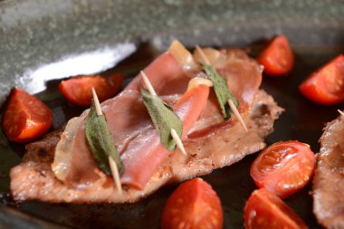 Adaçayı ve domates parçaları ile saltimbocca