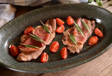 Adaçayı ve domates parçaları ile saltimbocca
