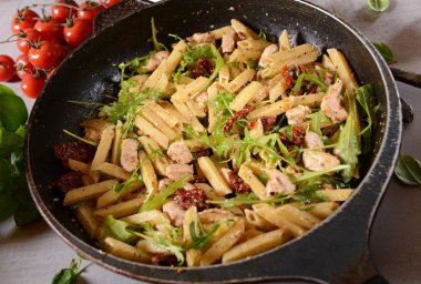 Penne makarna Tavuk, kurutulmuş domates ve rucola