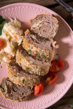 jambon ve peynir ile doldurulmuş lezzetli et rulo