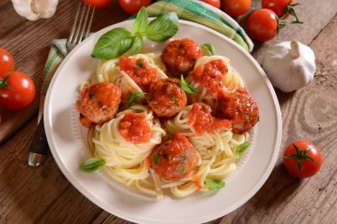 Spagetti makarna köfte ve domates sosu ile