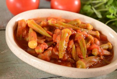 Bamya yemeği domates ile. Geleneksel Yunan, Romen, Bulgar ve Türk yemeği