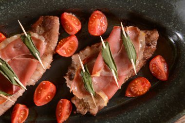 Adaçayı ve domates parçaları ile saltimbocca