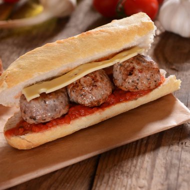 Sandviç köfte, peynir ve sos ile