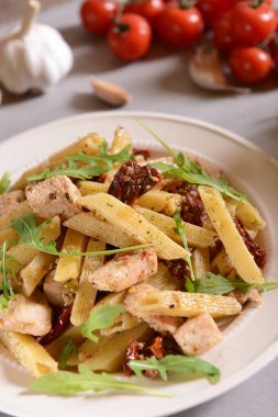 Penne makarna Tavuk, kurutulmuş domates ve rucola