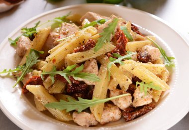 Penne makarna Tavuk, kurutulmuş domates ve rucola