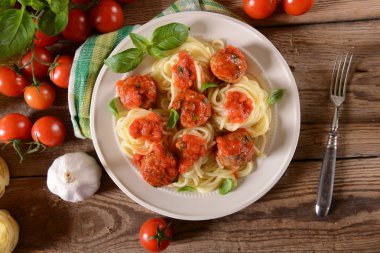 Spagetti makarna köfte ve domates sosu ile
