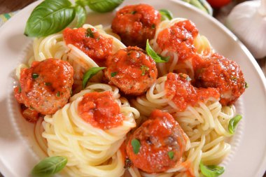Spagetti makarna köfte ve domates sosu ile