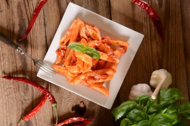 Acı biber sosu arrabiata penne makarna
