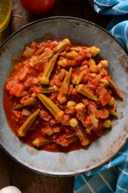 Bamya yemeği domates ile. Geleneksel Yunan, Romen, Bulgar ve Türk yemeği