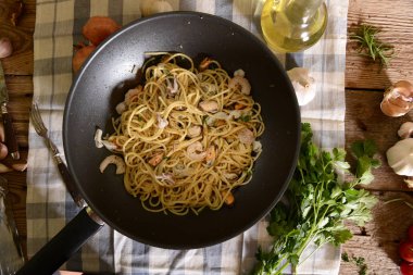 Tavada deniz ürünleri ile lezzetli spagetti makarna