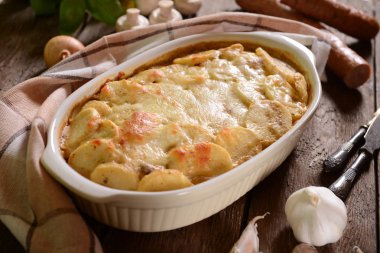 Patates güveç et ve mantarlı, görünümü kapatın