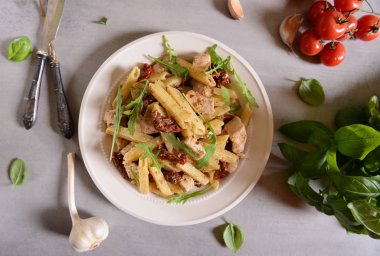 Penne makarna Tavuk, kurutulmuş domates ve rucola