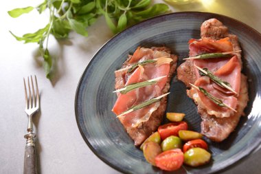Adaçayı ve domates parçaları ile saltimbocca