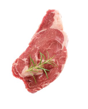Beyaz arka plan üzerinde izole rosemary ile çiğ biftek