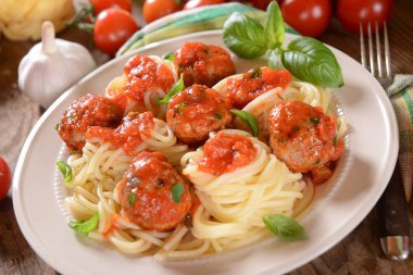 Spagetti makarna köfte ve domates sosu ile