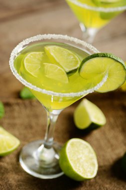 Margarita içmek cam ahşap tablo