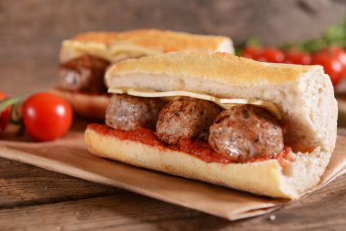 Sandviç köfte, peynir ve sos ile