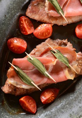 Adaçayı ve domates parçaları ile saltimbocca