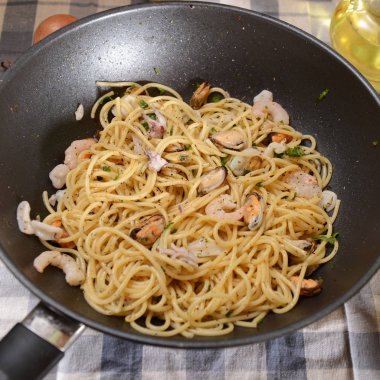 Tavada deniz ürünleri ile lezzetli spagetti makarna