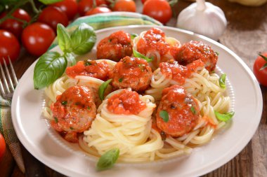 Spagetti makarna köfte ve domates sosu ile