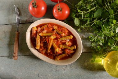 Bamya yemeği domates ile. Geleneksel Yunan, Romen, Bulgar ve Türk yemeği