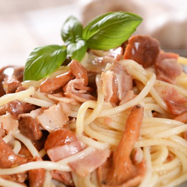Leziz spagetti makarna ile chanterelles, görünümü kapatın