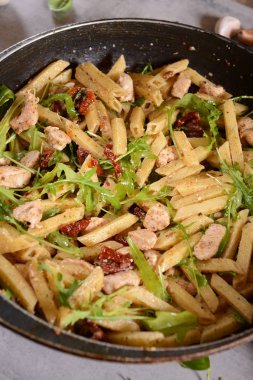 Penne makarna Tavuk, kurutulmuş domates ve rucola