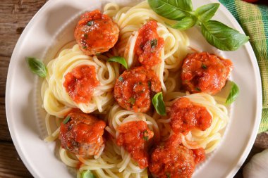 Spagetti makarna köfte ve domates sosu ile